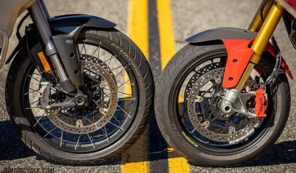 Varför är fram- och bakdäcken på en motorcykel olika i storlek?