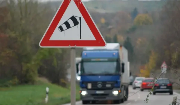 Vad ska du göra när du stöter på sidvind på motorvägen?